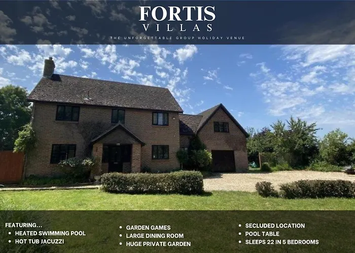 Fortis House, Bournemouth, With Swimming Pool And Hot Tub Jacuzzi